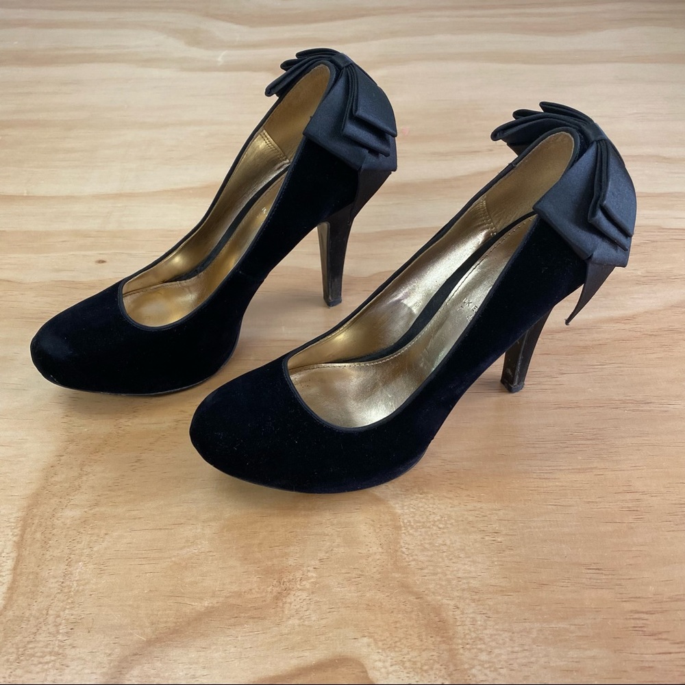Teatro (UK brand) black velvet heels with bow detail • UK 7 / Euro: 40 / US: 9